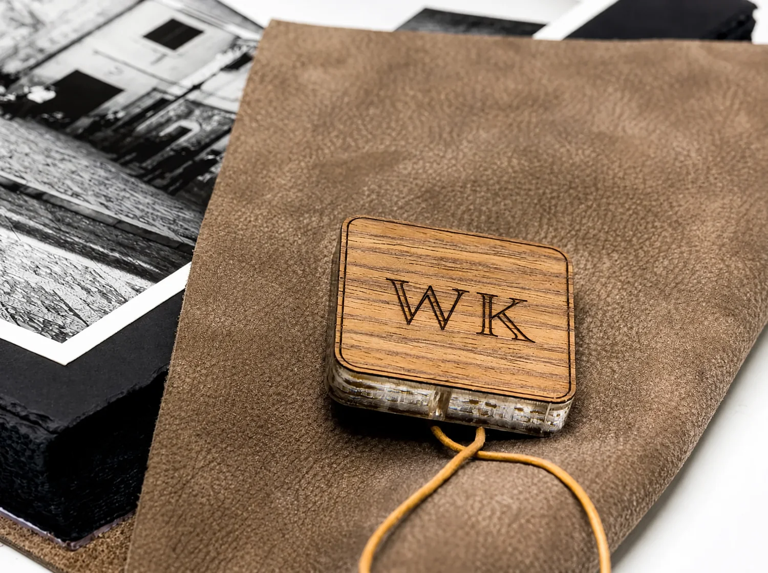 Gravierte Holzplakette mit Firmenmonogramm auf Velourscover